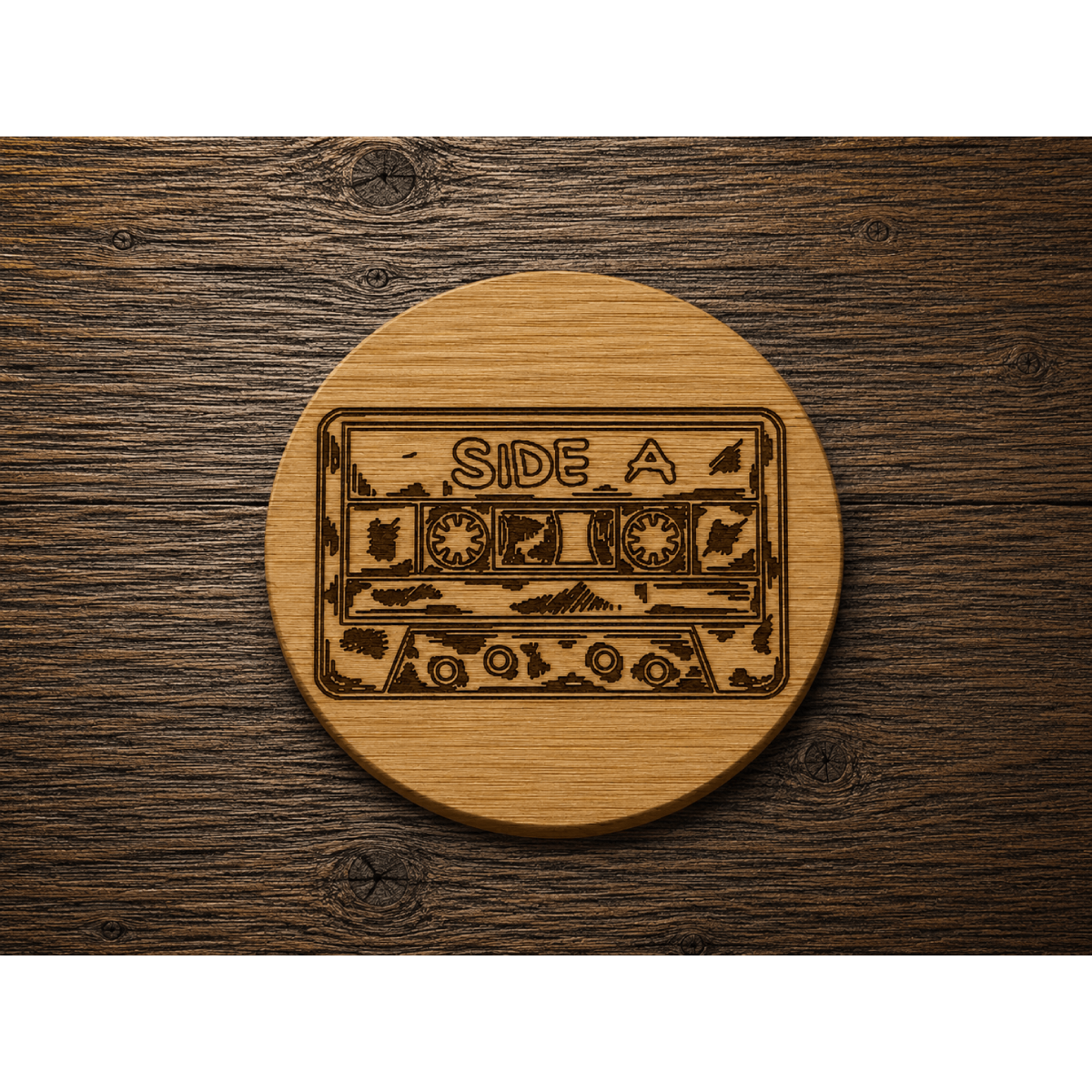 Ronde bamboe onderzetter met lasergravure van een retro cassettebandje.