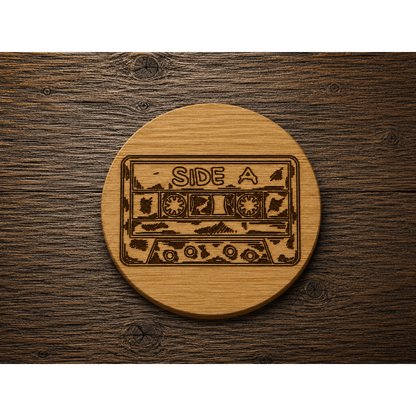 Ronde bamboe onderzetter met lasergravure van een retro cassettebandje.