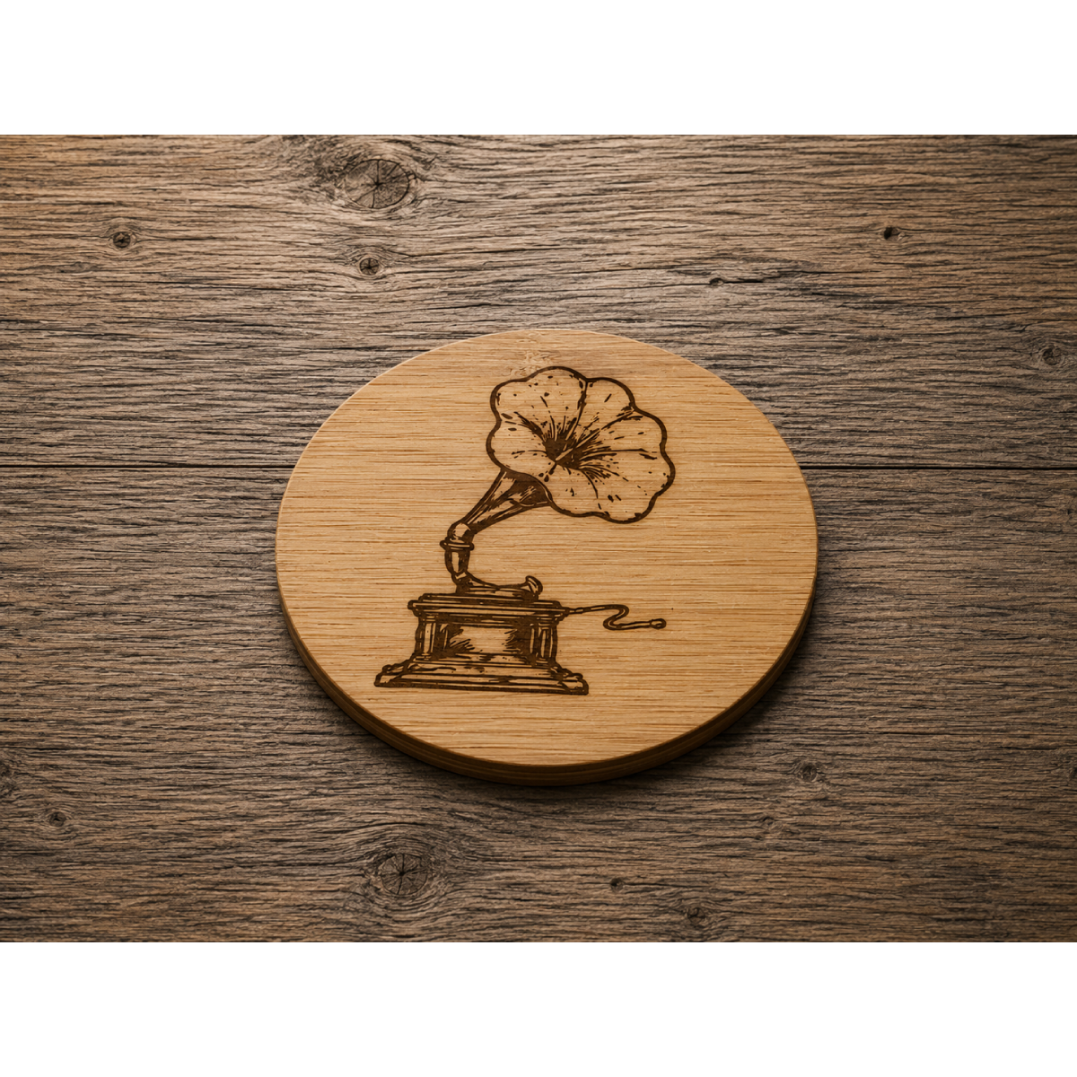 Ronde bamboe onderzetter met lasergravure van een vintage grammofoon, onderdeel van een set van vier gegraveerde bamboe onderzetters.