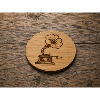 Ronde bamboe onderzetter met lasergravure van een vintage grammofoon, onderdeel van een set van vier gegraveerde bamboe onderzetters.