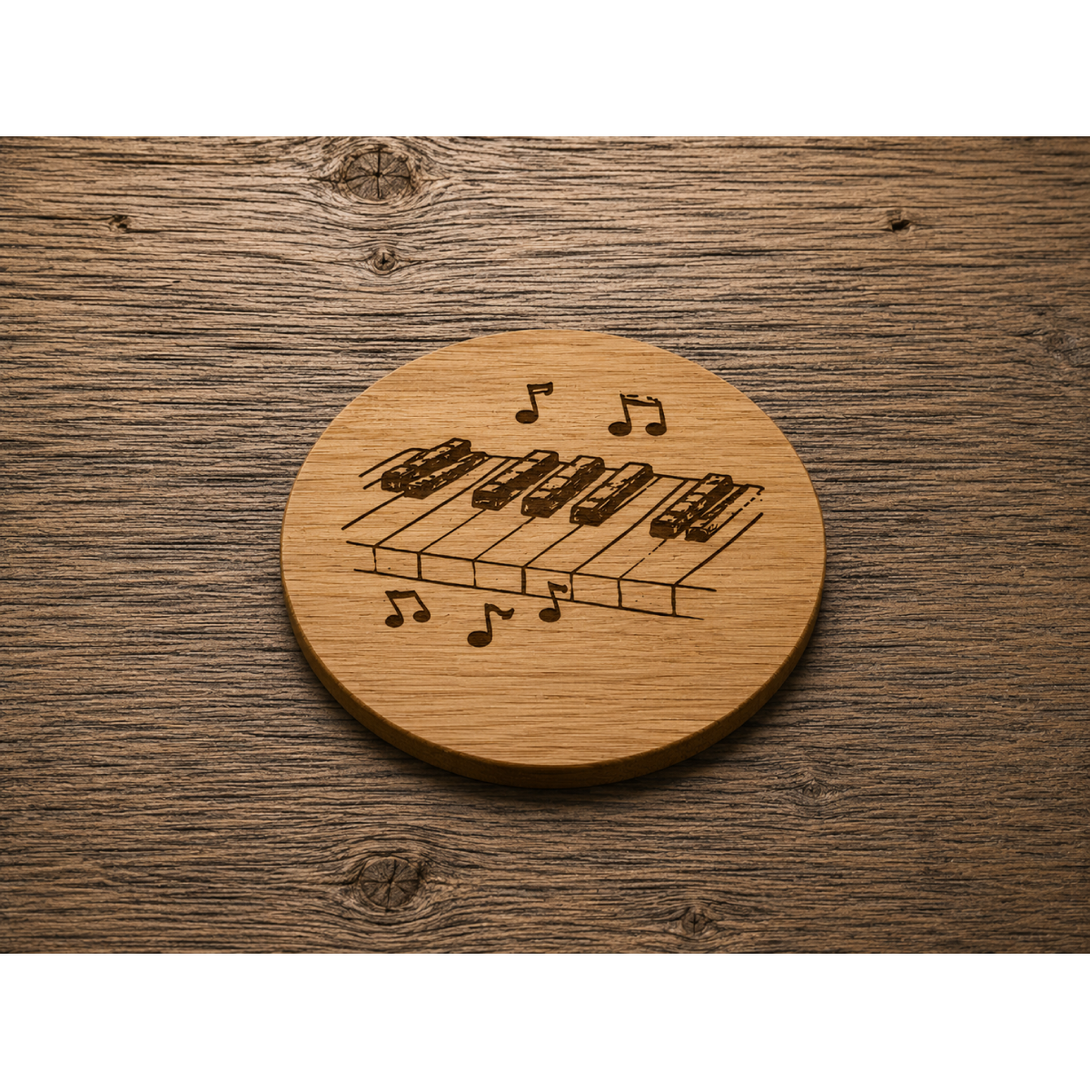 Ronde bamboe onderzetter met lasergravure van pianotoetsen en muzieknoten, onderdeel van een set van vier onderzetters met muziekthema.
