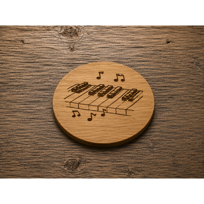 Ronde bamboe onderzetter met lasergravure van pianotoetsen en muzieknoten, onderdeel van een set van vier onderzetters met muziekthema.