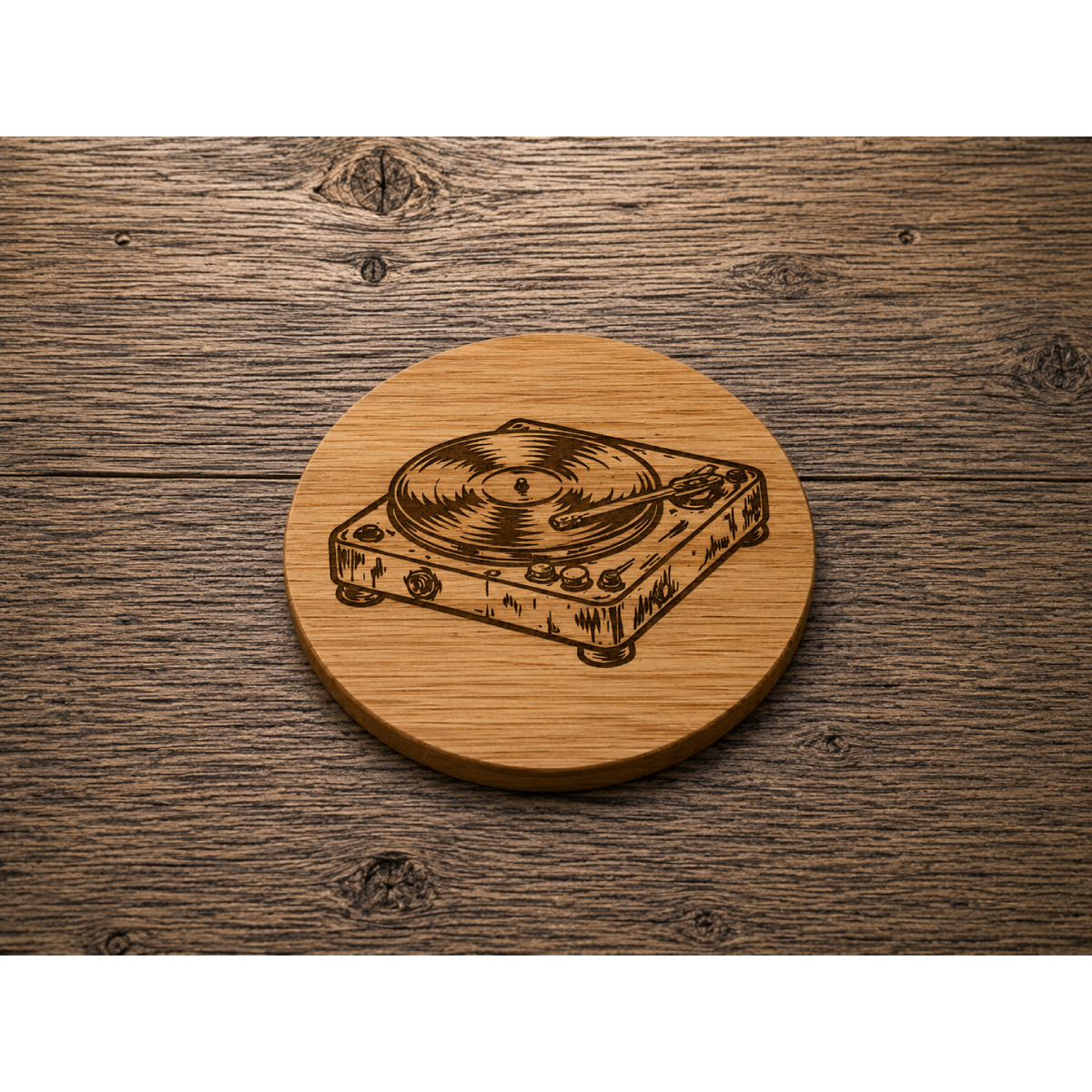 Ronde bamboe onderzetter met lasergravure van een vintage platenspeler, onderdeel van een set van vier gegraveerde muziekonderzetters.