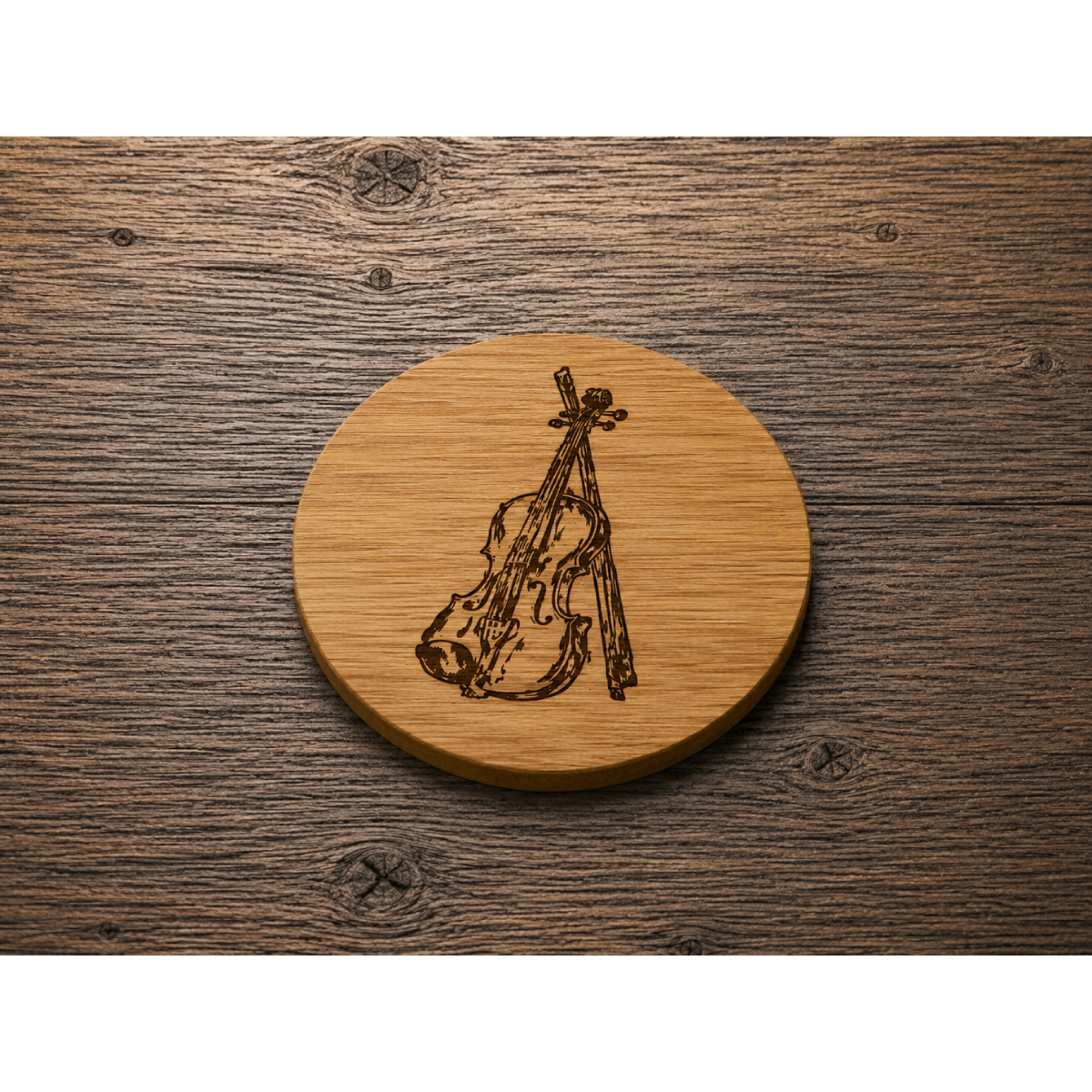 Ronde bamboe onderzetter met lasergravure van een viool en strijkstok, onderdeel van een set van vier onderzetters met muziekthema.