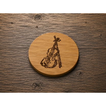 Ronde bamboe onderzetter met lasergravure van een viool en strijkstok, onderdeel van een set van vier onderzetters met muziekthema.