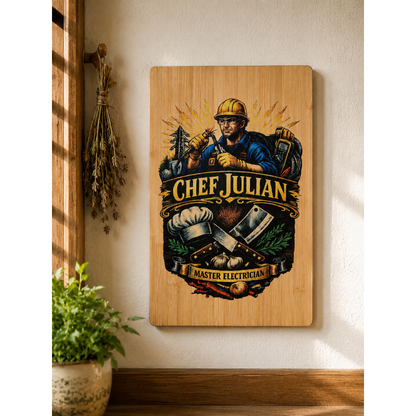 Gepersonaliseerde snijplank van bamboe met kleurrijke UV-print, als wanddecoratie in een sfeervolle keuken.