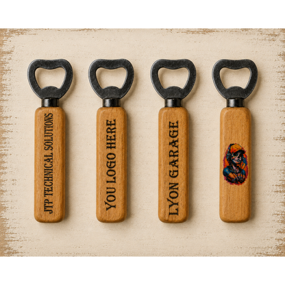 Gepersonaliseerde houten flesopener met eigen logo, naam of tekst, uitgevoerd met lasergravure of kleurrijke UV-print.