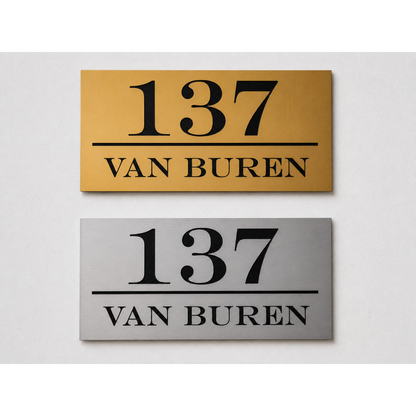 Gepersonaliseerde ABS huisnummerborden in goud en zilver, met lasergegraveerd huisnummer en familienaam.