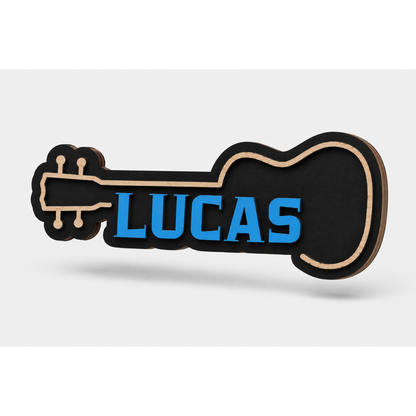 Gepersonaliseerd houten naamplaatje in de vorm van een gitaar, met zwarte achtergrond, blauwe 3D-letters.