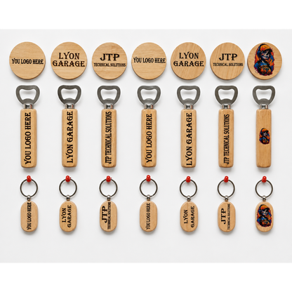 Gepersonaliseerde houten flesopeners en sleutelhangers met bedrijfslogo, eigen tekst of afbeelding, uitgevoerd met lasergravure of UV-print.