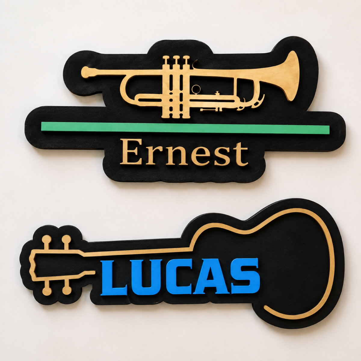 Gepersonaliseerde houten naamplaatjes met muziekinstrumenten gitaar en trompet.