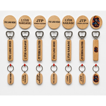 Gepersonaliseerde houten flesopeners en sleutelhangers met bedrijfslogo, eigen tekst of afbeelding, uitgevoerd met lasergravure of UV-print.