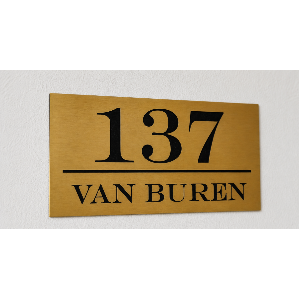 Goudkleurig ABS huisnummerbord met zwarte kern, gepersonaliseerd met lasergegraveerd huisnummer en familienaam.