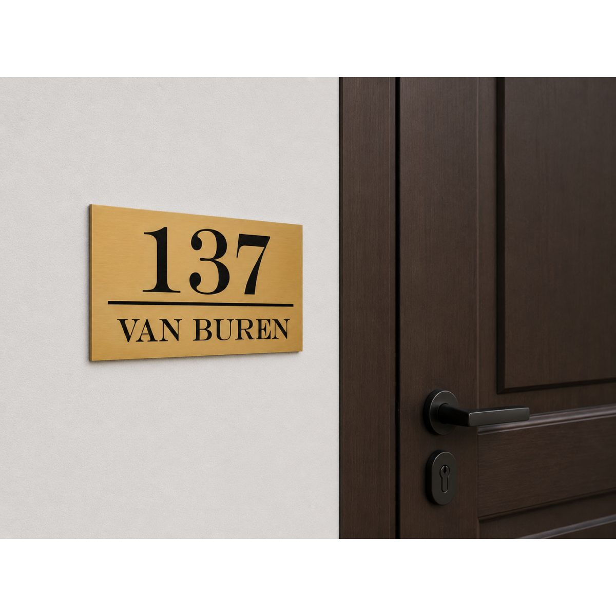 Gepersonaliseerd goudkleurig ABS huisnummerbord met lasergravure, gemonteerd naast de voordeur.