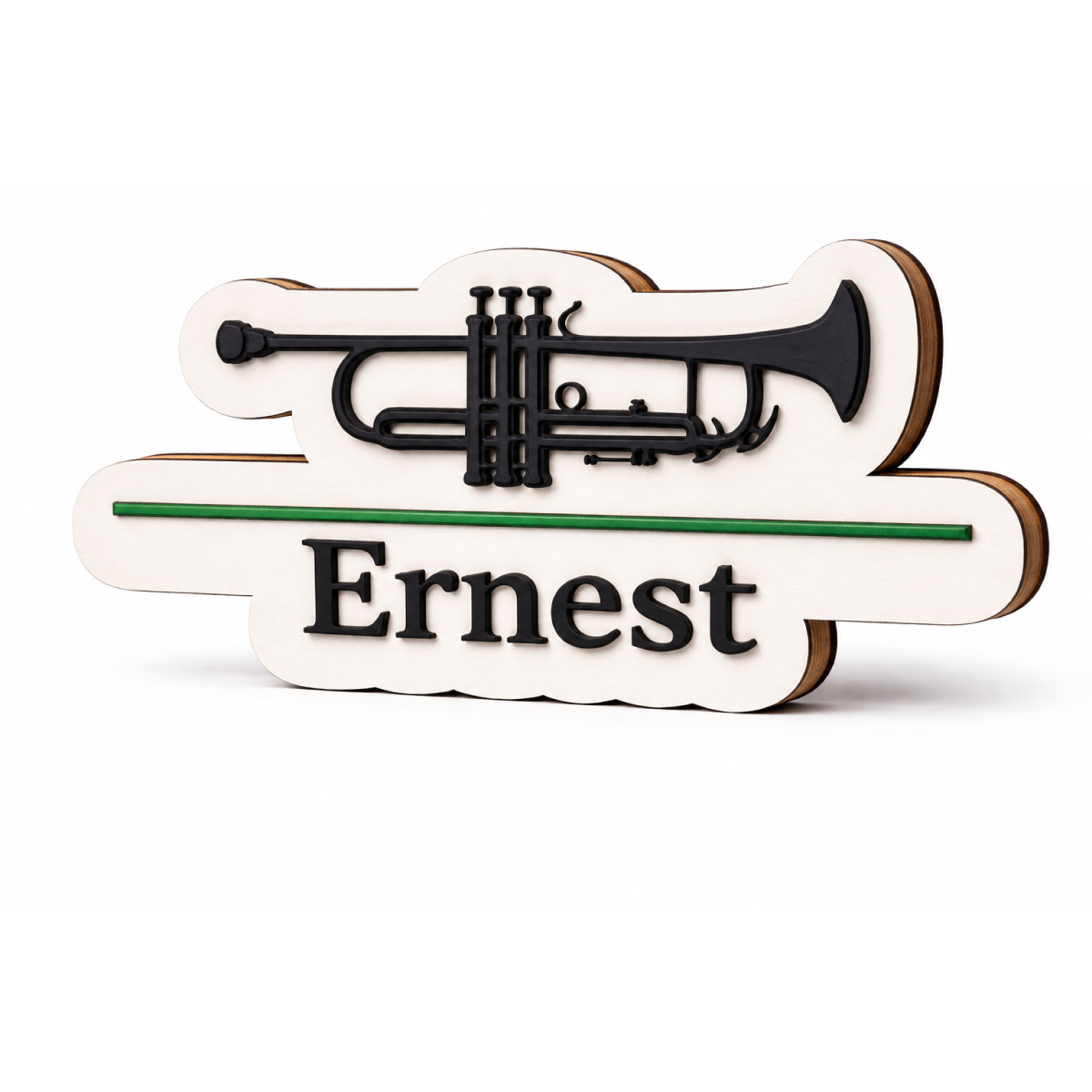 Houten naamplaatje met eigen naam en trompet, voorzien van verhoogde letters en decoratieve lasergesneden elementen.