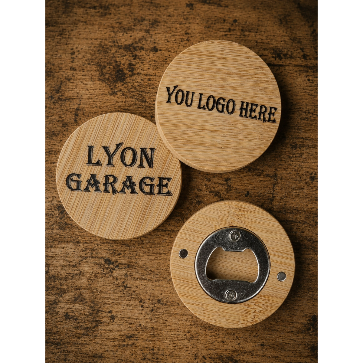 Gepersonaliseerde ronde bamboe flesopeners met eigen logo en UV-print, voorzien van een metalen flesopener en magnetische achterkant.