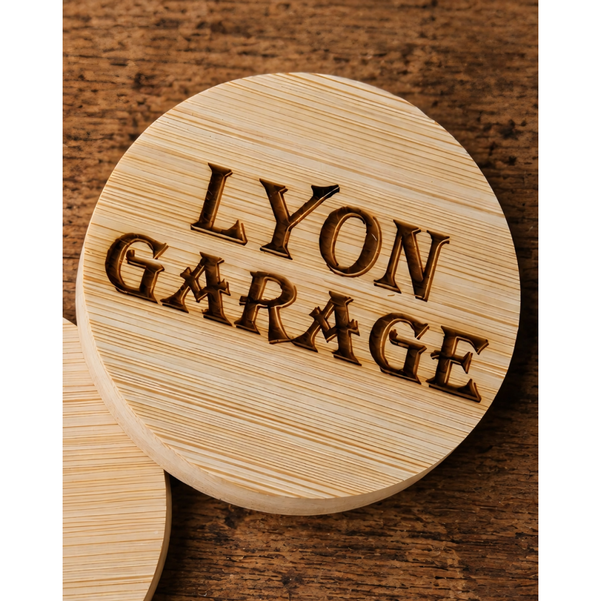 Detail van een ronde bamboe flesopener met nauwkeurig lasergegraveerd logo, personaliseerbaar met eigen ontwerp.