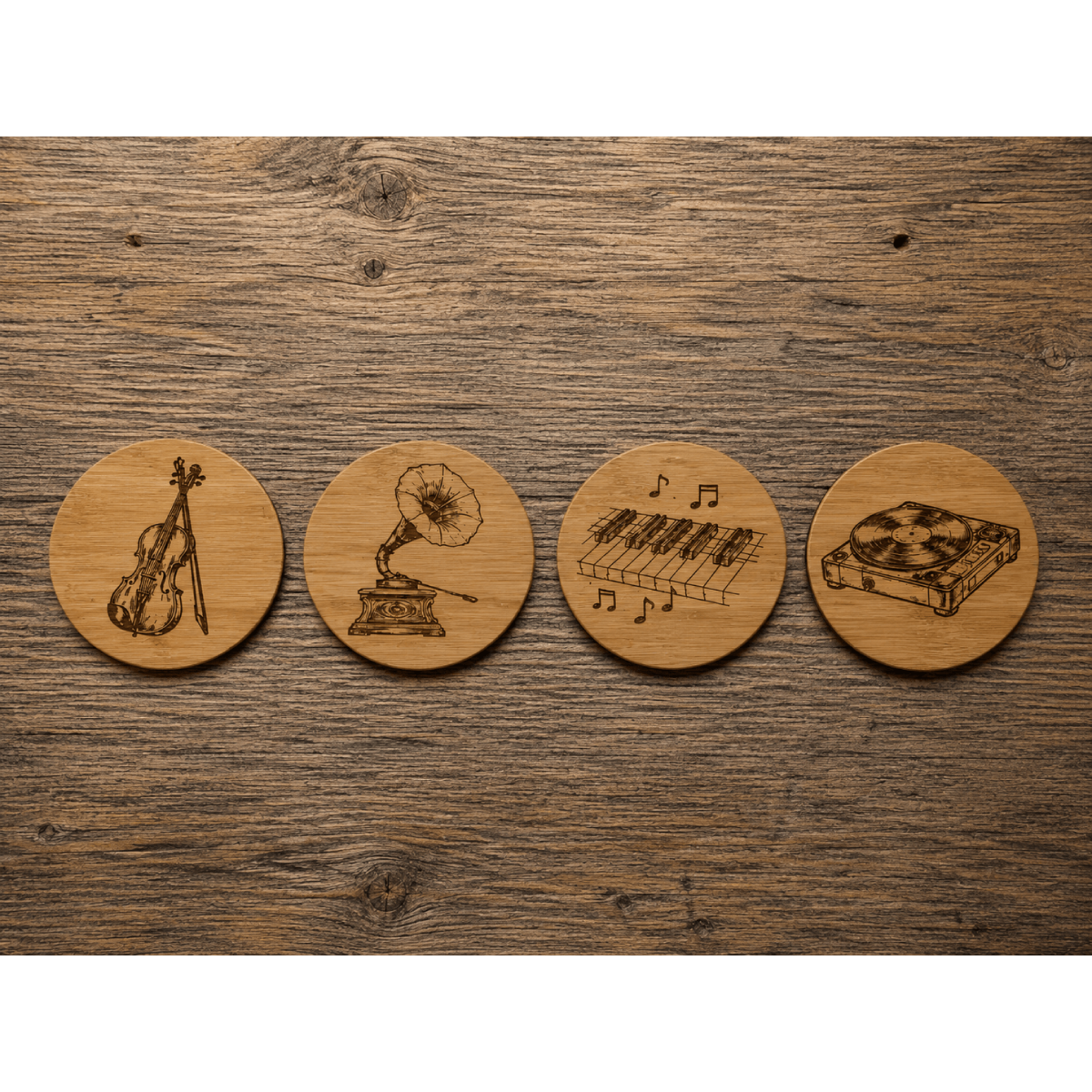 Set van vier ronde bamboe onderzetters met lasergravures van een viool, platenspeler, piano en grammofoon, naast elkaar gepresenteerd.