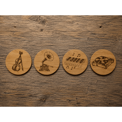 Set van vier ronde bamboe onderzetters met lasergravures van een viool, platenspeler, piano en grammofoon, naast elkaar gepresenteerd.