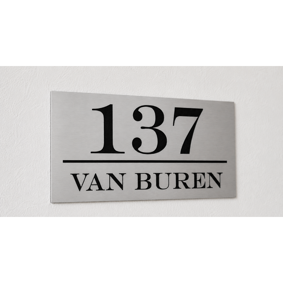 Zilverkleurig ABS huisnummerbord met zwarte kern en lasergegraveerd huisnummer en familienaam.