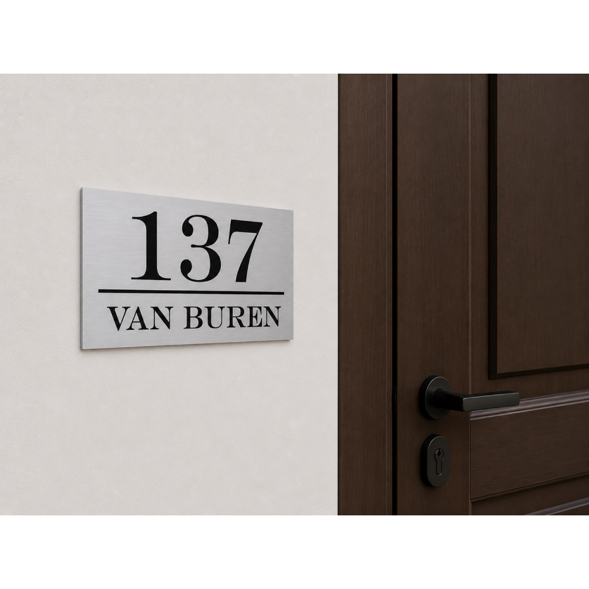 Gepersonaliseerd zilverkleurig ABS huisnummerbord met lasergravure, gemonteerd naast de voordeur.
