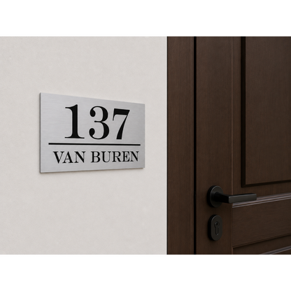 Gepersonaliseerd zilverkleurig ABS huisnummerbord met lasergravure, gemonteerd naast de voordeur.