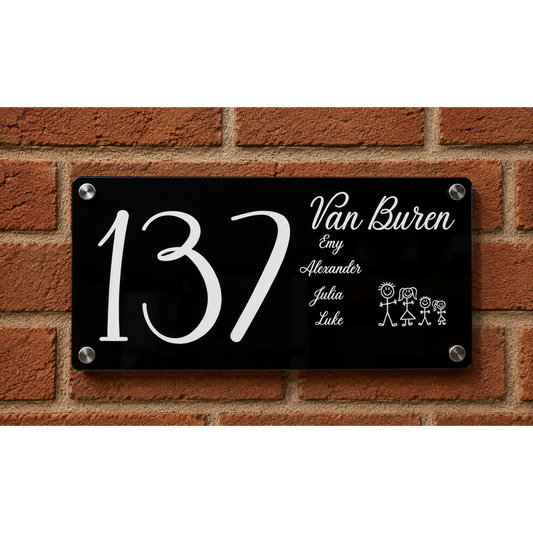 Gepersonaliseerd zwart acryl huisnummerbord met witte UV-print van huisnummer, familienaam en gezinsleden.